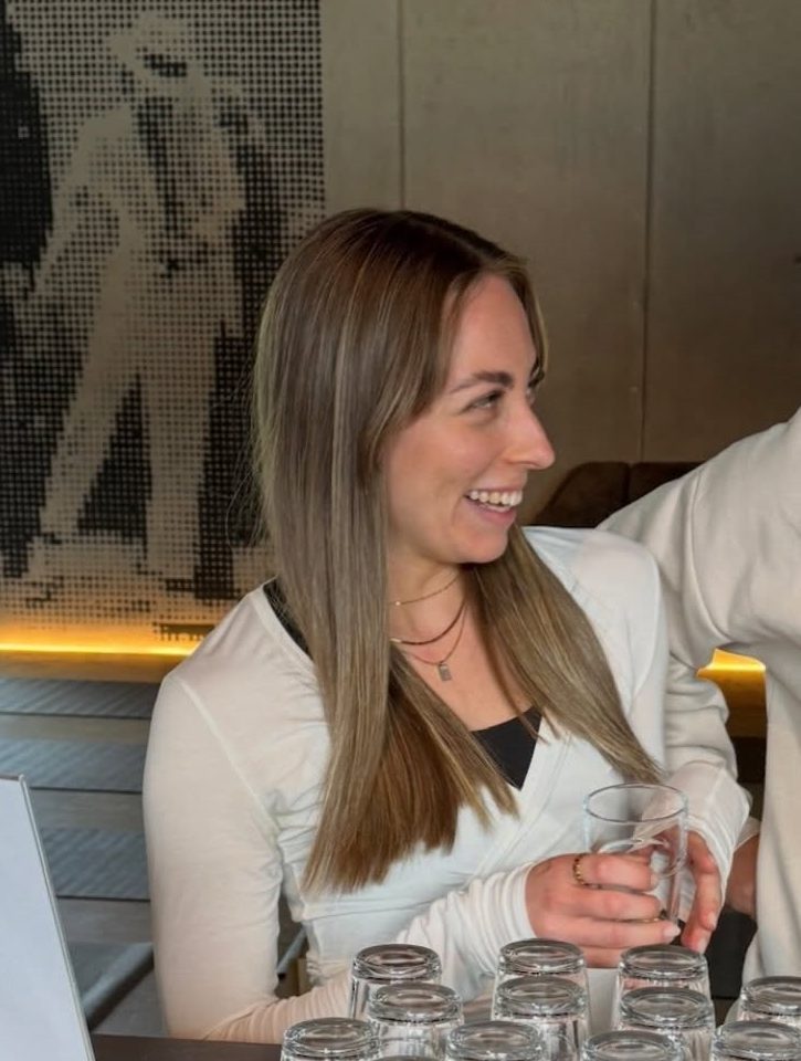 Tessi lacht am Tisch im Ludwig Loft